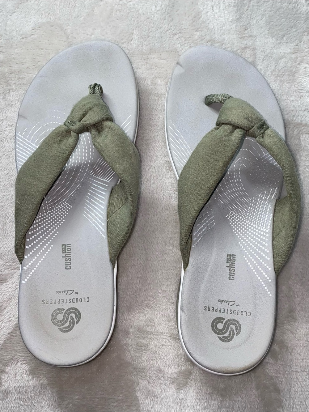 Clarks Cloudsteppers Sage Green Comfort Thong Sandals size 8